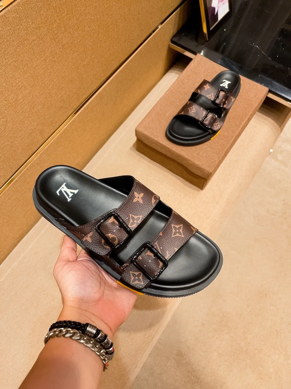 Men's shoes 💰 380 💰 New model on the market 🔥 [LV 🔥 Slippers] High-end 1:1 mold customization of first-layer cowhide, original upgraded version of the outsole, lighter and non-slip. The market's top quality, fashionable and trendy, versatile and popular, simple yet tasteful, a must-have for fashionistas, exuding a fashionable and casual atmosphere, fashion is at your feet, full of confidence, the same style at the counter 👍The season of spring and summer slippers is here, they are super beautiful to wear, 38-44, multiple colors available🔥